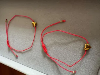 Braccialetto cuoricino oro e filo rosso