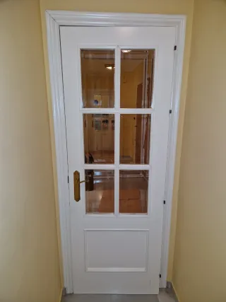 Puerta cristalera blanca