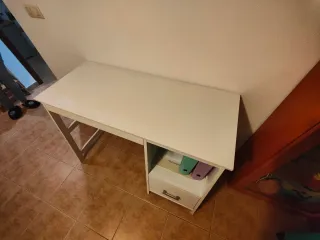 Escritorio blanco con cajón y estantería