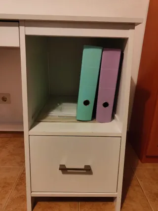 Escritorio blanco con cajón y estantería