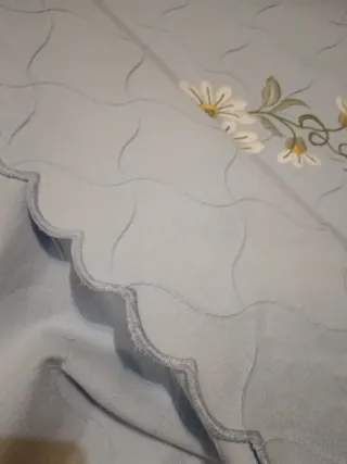 Copriletto ricamato in cotone