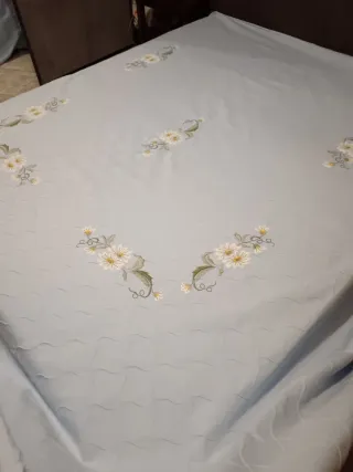 Copriletto ricamato in cotone