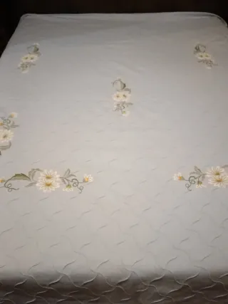 Copriletto ricamato in cotone