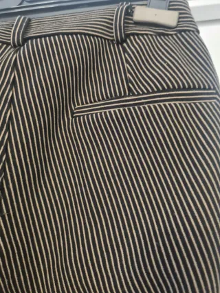 Pantaloni a righe beige e neri