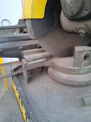 Tronzadora de disco para hierro con lubricador