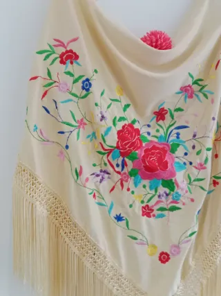 Mantoncillo bordado floral beige