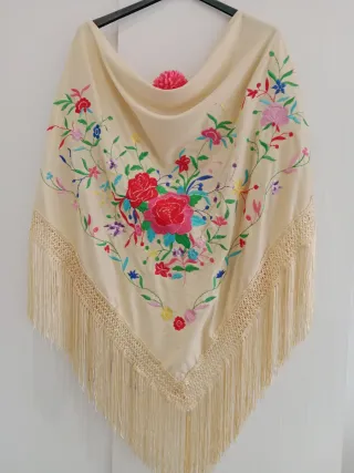 Mantoncillo bordado floral beige