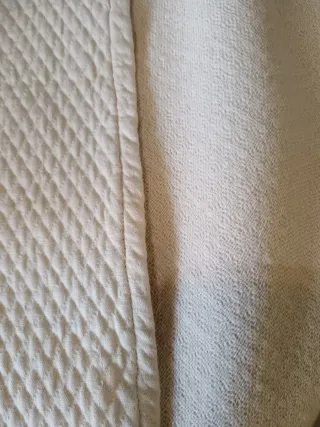 Copriletto ricamato floreale beige