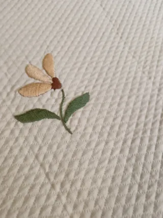 Copriletto ricamato floreale beige