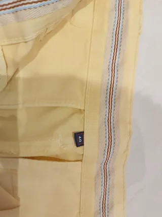 Pantalón chino caballero amarillo
