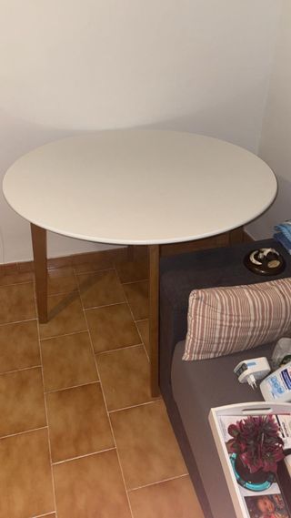 Mesa redonda de madera blanca