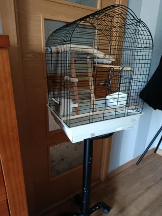 Jaula grande para pájaros con pie con ruedas