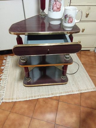 Mesita auxiliar vintage con lámpara