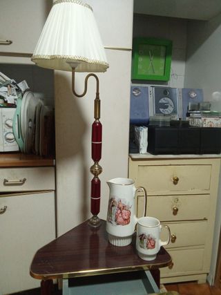 Mesita auxiliar vintage con lámpara