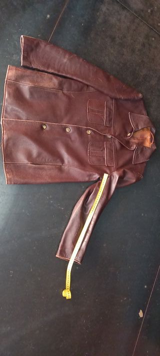 Chaqueta de piel hombre marrón.