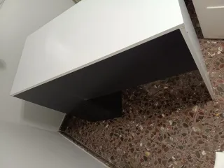 Mesa estudio ordenador blanca y negra