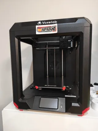 Impresora 3D Voxelab Negra y Roja