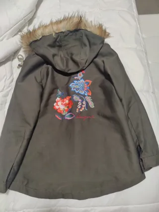 Abrigo Desigual con capucha y bordado