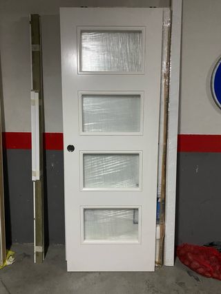 Puerta corredera blanca con 4 cristales
