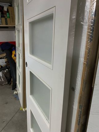 Puerta corredera blanca con 4 cristales