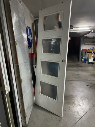 Puerta corredera blanca con 4 cristales