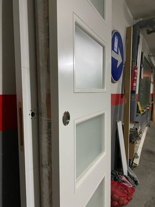 Puerta corredera blanca con 4 cristales