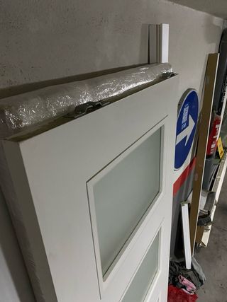 Puerta corredera blanca con 4 cristales