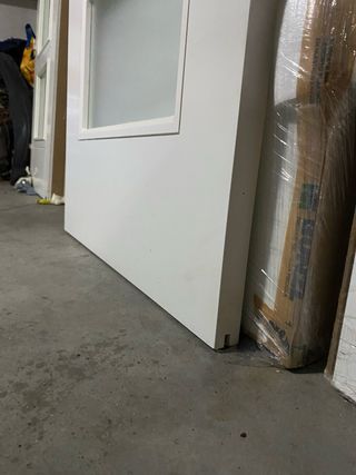 Puerta corredera blanca con 4 cristales