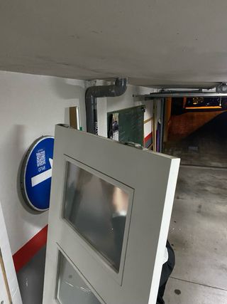 Puerta corredera blanca con 4 cristales