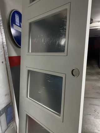 Puerta corredera blanca con 4 cristales