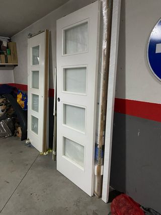Puerta corredera blanca con 4 cristales