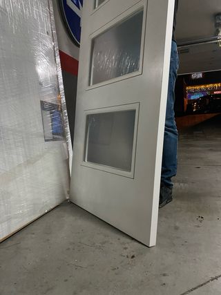 Puerta corredera blanca con 4 cristales