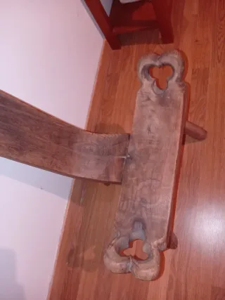 Silla de madera rústica tres patas