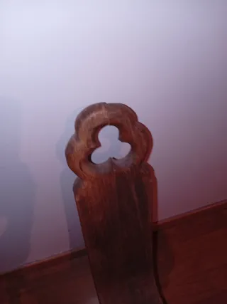 Silla de madera rústica tres patas