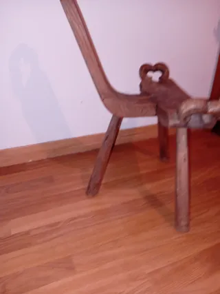 Silla de madera rústica tres patas