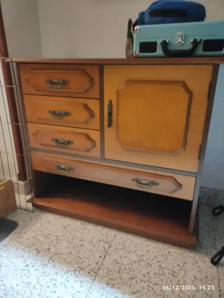 Cómoda de madera con cajones y puerta buen estado