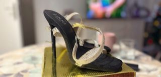 Tacones negros con pedrería dorada