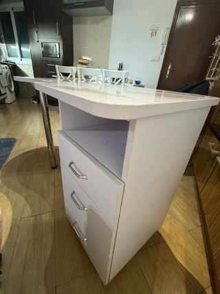 Mesa de manicura blanca y plateada