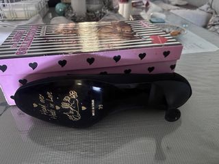 Zapatos de mujer negros y rosas