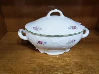 Sopera de porcelana con flores