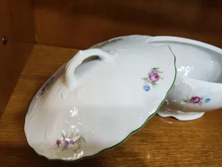 Sopera de porcelana con flores