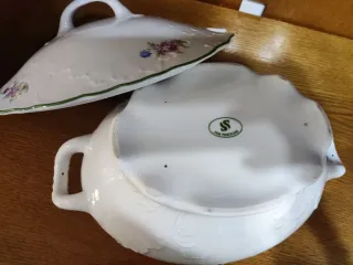 Sopera de porcelana con flores