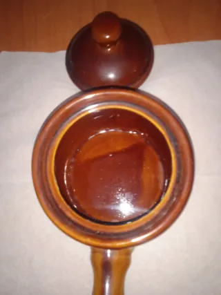 Salseda de cerámica con tapa