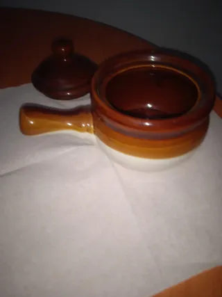 Salseda de cerámica con tapa