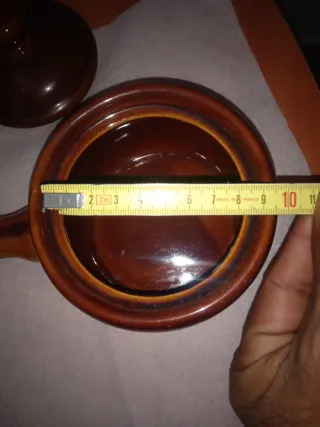 Salseda de cerámica con tapa