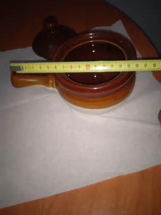 Salseda de cerámica con tapa