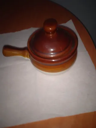 Salseda de cerámica con tapa