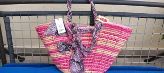 Bolsa de rafia rosa y beige