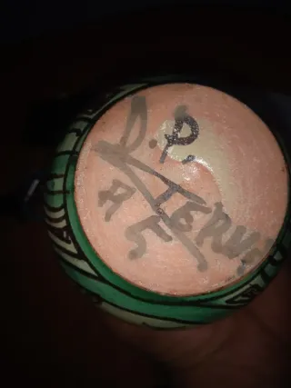 Jarrón de cerámica antiguo decorado