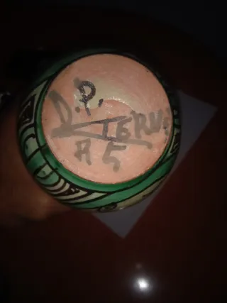 Jarrón de cerámica antiguo decorado